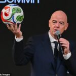 Gianni Infantino, zobrazený na Svetovom športovom summite, obhajoval ceny vstupeniek FIFA