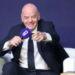 Prezident FIFA sa ospravedlňuje trénerovi Argentíny Scalonimu pred odovzdaním trofeje z majstrovstiev sveta