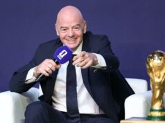 Prezident FIFA sa ospravedlňuje trénerovi Argentíny Scalonimu pred odovzdaním trofeje z majstrovstiev sveta Prezident FIFA sa ospravedlňuje trénerovi Argentíny Scalonimu pred odovzdaním trofeje z majstrovstiev sveta