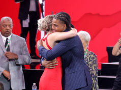 Priateľka Collina Murray-Boylesa Chloe Kitts posiela „Lil Reminder“ po tom, čo urobila vyhlásenie o štýle v džínsovom oblečení logo pochodového šialenstva