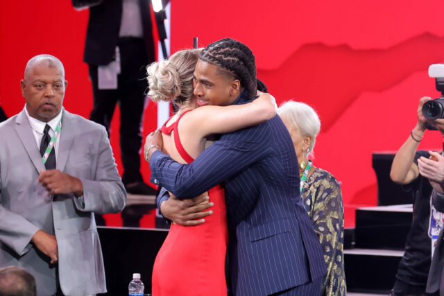 Priateľka Collina Murray-Boylesa Chloe Kitts posiela „Lil Reminder“ po tom, logo pochodového šialenstva