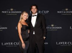 Priateľka Taylora Fritza Morgan Riddle vyrazí na pláž v červených plavkách počas vysnívaného úteku na Bahamách Fritz na Charlotte Invitational 2025 (zdroj obrázka: Getty)