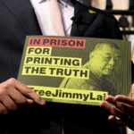 Priaznivci Jimmyho Laia stoja pred súdom v Hongkongu pred verdiktom | Sloboda tlače Správy