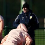 Fanúšikovia Aston Villy stoja pred pamätníkom Dreiländereck v Bazileji