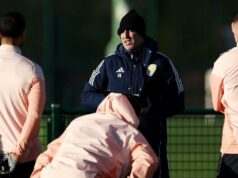 Príchod na cloud deväť – Yahoo Sports Fanúšikovia Aston Villy stoja pred pamätníkom Dreiländereck v Bazileji