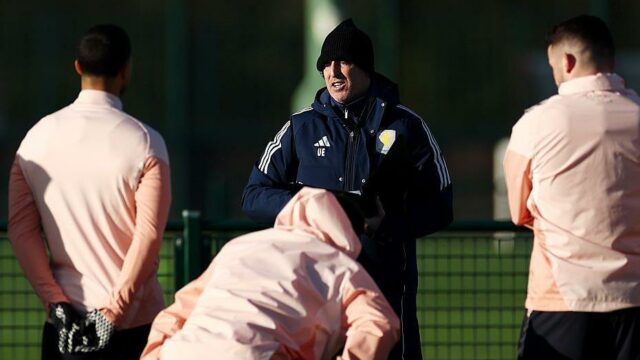 Príchod na cloud deväť - Yahoo Sports Fanúšikovia Aston Villy stoja pred pamätníkom Dreiländereck v Bazileji