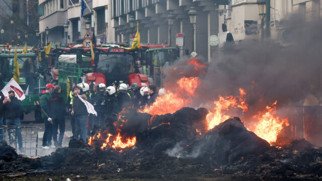 Protestujúci farmári sa stretávajú s políciou, keď EÚ diskutuje o Protestujúci farmári sa stretávajú s políciou, keď EÚ diskutuje o obchodnej dohode | Európskej únie