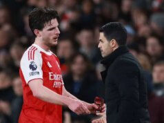 Prvé slová Declana Ricea od znepokojujúcej rany zranenia, ktorá prinútila hráča Arsenalu odísť Declan Rice a Mikel Arteta po tom, čo bol stredopoliar Arsenalu nútený odísť proti Brentfordu