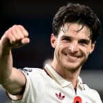Declan Rice z Arsenalu oslavuje fanúšikov po víťazstve v zápase Premier League medzi Burnley a Arsenalom