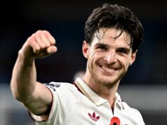 Prvý januárový prestup Arsenalu sa „rozhodol“, keď Declan Rice spustil príchod zázračného dieťaťa v hodnote 40 miliónov libier Declan Rice z Arsenalu oslavuje fanúšikov po víťazstve v zápase Premier League medzi Burnley a Arsenalom