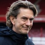 Manažér Tottenhamu Hotspurs Thomas Frank sa pozerá na zápas Premier League medzi Nottingham Forest a Tottenham Hotspur na City Ground.