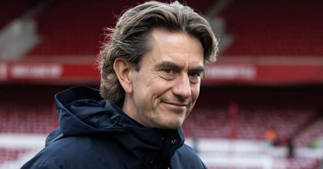 Manažér Tottenhamu Hotspurs Thomas Frank sa pozerá na zápas Premier League medzi Nottingham Forest a Tottenham Hotspur na City Ground.