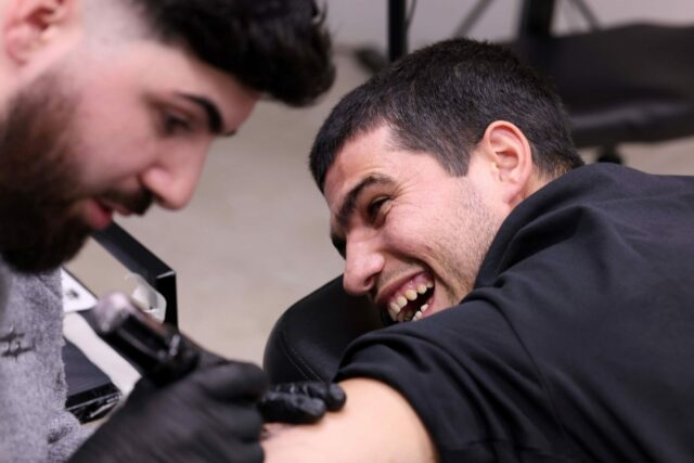 Prvý jasný pohľad na nové tetovania Carlosa Alcaraza oslavujúce dvojité víťazstvá v US Open
