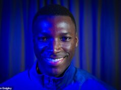 ROZHOVOR MOISES CAICEDO o tom, prečo si vybral Chelsea pred Gunners, bojovať s Declanom Riceom, dve časti svojej hry, ktoré musí zlepšiť, a jeho budúcnosť na Stamford Bridge Moises Caicedo si užíva formu svojho života na Stamford Bridge – a nemôže sa prestať usmievať