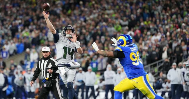 Rams prehrali so Seahawks v predĺženom thrilleri a vypadli z prvého
