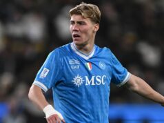 Rasmus Hojlund si robí srandu pri výjazde z Man Utd po potvrdení prestupu v Neapole Rasmus Hojlund