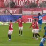 Bruno Fernandes a Casemiro z Manchestru United vyzerajú skleslo po zápase Premier League medzi Manchestrom United a Bournemouthom na Old Trafford 15. decembra 2025 v Manchestri v Anglicku.