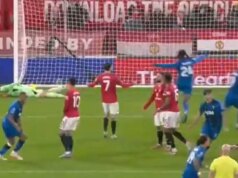 Reakcia Bruna Fernandesa hovorí za všetko po tom, čo ho spoluhráč z Man Utd ignoruje Bruno Fernandes a Casemiro z Manchestru United vyzerajú skleslo po zápase Premier League medzi Manchestrom United a Bournemouthom na Old Trafford 15. decembra 2025 v Manchestri v Anglicku.