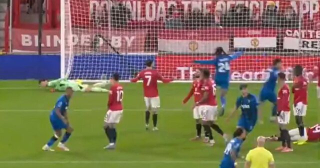 Reakcia Bruna Fernandesa hovorí za všetko po tom, čo ho Bruno Fernandes a Casemiro z Manchestru United vyzerajú skleslo po zápase Premier League medzi Manchestrom United a Bournemouthom na Old Trafford 15. decembra 2025 v Manchestri v Anglicku.