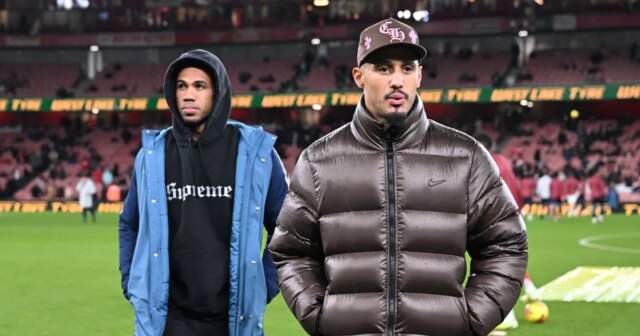 Reakcia Williama Salibu na čerstvé zranenie Arsenalu hovorí za všetko William Saliba (vpravo) a Gabriel (vľavo) z Arsenalu