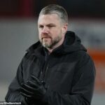 Tréner Aberdeenu Jimmy Thelin sleduje remízu svojho tímu s Dundee United na Pittodrie 1:1.