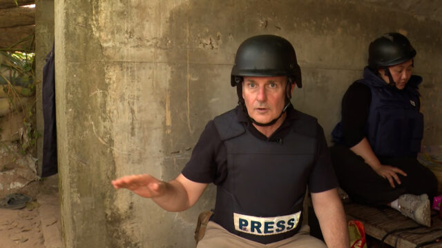 Reportér al-Džazíry sa ukrýva uprostred ostreľovania na thajsko-kambodžskej hranici | Reportér al-Džazíry sa ukrýva uprostred ostreľovania na thajsko-kambodžskej hranici | Správy