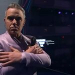 Robbie Williams vystupuje na pódiu