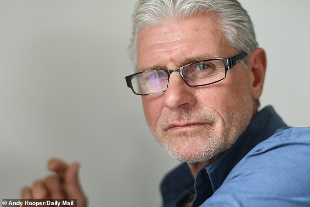 Robin Smith zomrel vo veku 62 rokov: Bývalý spoluhráč sa Vo veku 62 rokov bohužiaľ zomrel bývalý anglický hráč kriketu Robin Smith