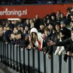 Manažér Feyenoordu Robin van Persie po ďalšej prehre preskočil reklamné tabule, aby konfrontoval fanúšikov