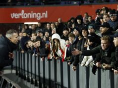 Robin van Persie skáče cez reklamné tabule, aby čelil zúrivým fanúšikom, keď Feyenoord vypadol z Holandského pohára v poslednej minúte uprostred hororovej série ôsmich prehier v 11. Manažér Feyenoordu Robin van Persie po ďalšej prehre preskočil reklamné tabule, aby konfrontoval fanúšikov