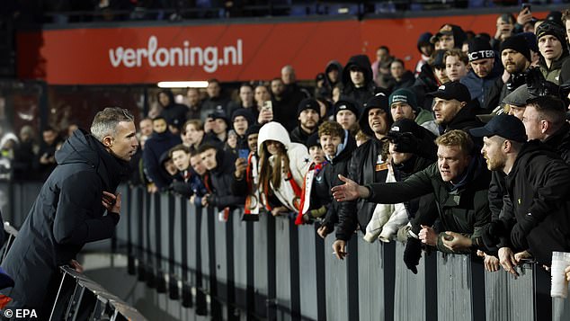 Robin van Persie skáče cez reklamné tabule, aby čelil zúrivým Manažér Feyenoordu Robin van Persie po ďalšej prehre preskočil reklamné tabule, aby konfrontoval fanúšikov