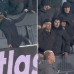 ROTTERDAM - Tréner Feyenoordu Robin van Persie sa prihovára sklamaným fanúšikom po zápase KNVB Cup medzi Feyenoordom a SC Heerenveen na Feyenoord Stadium De Kuip 17. decembra 2025 v holandskom Rotterdame. ANP MAURICE VAN STEEN (Foto od ANP cez Getty Images)