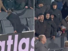 Robin van Persie skáče cez reklamné tabule, aby sa postavila zúrivým fanúšikom ROTTERDAM - Tréner Feyenoordu Robin van Persie sa prihovára sklamaným fanúšikom po zápase KNVB Cup medzi Feyenoordom a SC Heerenveen na Feyenoord Stadium De Kuip 17. decembra 2025 v holandskom Rotterdame. ANP MAURICE VAN STEEN (Foto od ANP cez Getty Images)