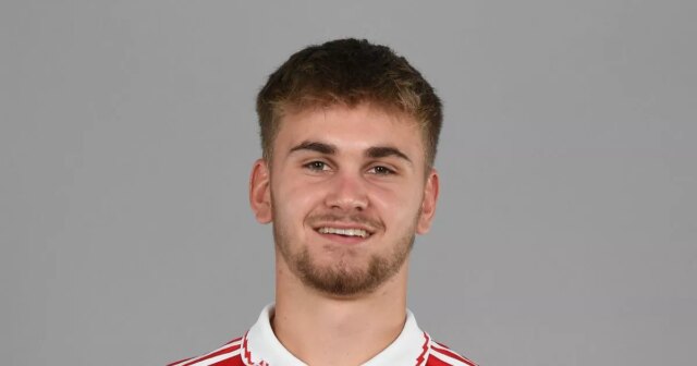 Rodina bývalej hviezdy Arsenalu Billyho Vigara dostáva aktuálne informácie o Billy Vigar z Arsenalu počas fotohovoru Arsenal U21 v London Colney 15. augusta 2022