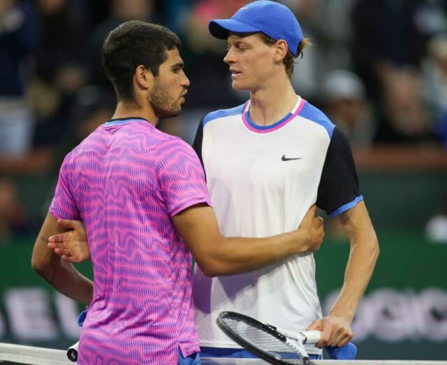 5. septembra 2025; Flushing, NY, USA; Novak Djokovič zamáva davu pri odchode z kurtu po zápase proti Carlosovi Alcarazovi v semifinále dvojhry mužov v 13. deň tenisových majstrovstiev US Open 2025 v Národnom tenisovom centre USTA Billie Jean King. Povinný kredit: Geoff Burke-Imagn ImagesGeoff Burke-Imagn Images