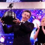 Rory McIlroy dvíha gong SPOTY, ktorý mu predložila víťazka z roku 2024 Keely Hodgkinson