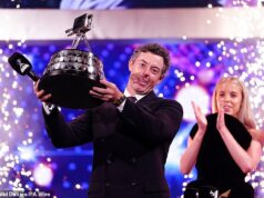 Rory McIlroy VYHRÁVA SPOTY: Golfová hviezda venovala víťazstvo manželke Erice a dcére Poppy po tom, čo zavŕšili neuveriteľný rok 2025, aby získali prestížne ocenenie po ukončení ceremoniálu Rory McIlroy dvíha gong SPOTY, ktorý mu predložila víťazka z roku 2024 Keely Hodgkinson