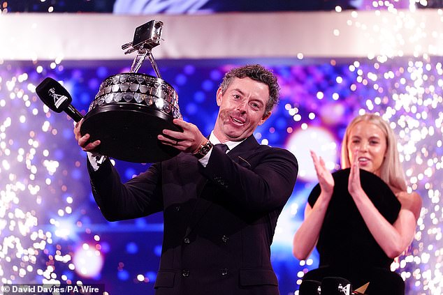 Rory McIlroy VYHRÁVA SPOTY: Golfová hviezda venovala víťazstvo manželke Erice Rory McIlroy dvíha gong SPOTY, ktorý mu predložila víťazka z roku 2024 Keely Hodgkinson