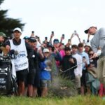 Rory McIlroy má zvláštne stretnutie s banánovou šupkou, keď bojuje za lídrami Australian Open