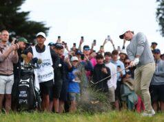 Rory McIlroy má zvláštne stretnutie s banánovou šupkou, keď bojuje za lídrami Australian Open Rory McIlroy má zvláštne stretnutie s banánovou šupkou, keď bojuje za lídrami Australian Open