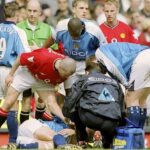 Roy Keane znovu rozprúdil svoj dlhoročný spor s otcom Erlinga Haalanda Alf-Inge (na snímke z roku 2001, keď Keane tlieskal s Haalandom počas manchesterského derby)