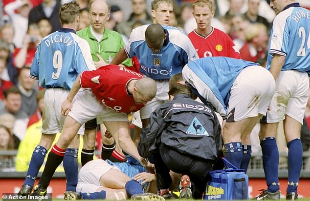 Roy Keane odchádza od spolumoderátorov futbalu s veselou odpoveďou na Roy Keane znovu rozprúdil svoj dlhoročný spor s otcom Erlinga Haalanda Alf-Inge (na snímke z roku 2001, keď Keane tlieskal s Haalandom počas manchesterského derby)