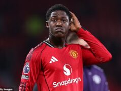 Roy Keane slzí do brata „IDIOTA“ Kobbie Mainoo po tom, čo mal na sebe kontroverzné tričko – a posiela mladej hviezde United správu o nedostatku hracieho času Kobbie Mainoo sa od začiatku sezóny trápil v Man United niekoľko minút