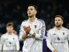 Roy Keane tvrdí, že „príliš veľa“ hráčov „len nerobí dosť“ pre Man United – a brutálne označuje najväčšieho vinníka – keďže Gary Neville v porážke Aston Villy odpálil ďalšiu „pochodovú“ hviezdu. Dioga Dalota kritizoval Roy Keane po porážke Man United s Aston Villou