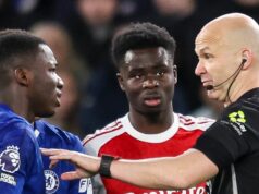 Rozhodca Chelsea vs Arsenal a verdikt VAR, keď sa objavili štyri chyby Anthonyho Taylora Anthony Taylor ukázal stredopoliarovi Chelsea Moisesovi Caicedovi priamu červenú kartu