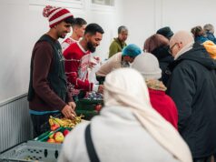 Rozhovor s DOUGLASOM LUIZOM: „Vo Foreste som mal troch manažérov. Je ťažké zostať fit, pretože každý má iné metódy.“ Hviezda v strede poľa sa presadila na City Ground, v jeho slabom mieste v Aston Ville a videla „veľa zlých vecí“ doma v Brazílii Douglas Luiz (v strede) pomáha v Salaam Shalom Kitchen v Nottinghame, ktorá každú stredu poskytuje bezplatné teplé jedlá tým, ktorí to potrebujú.