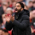 Ruben Amorim, manažér Manchestru United, reaguje počas zápasu Premier League proti Liverpoolu