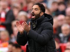 Ruben Amorim brutálnym gestom kritizoval hviezdu Man Utd za to, že „zbavil p***a“ Ruben Amorim, manažér Manchestru United, reaguje počas zápasu Premier League proti Liverpoolu