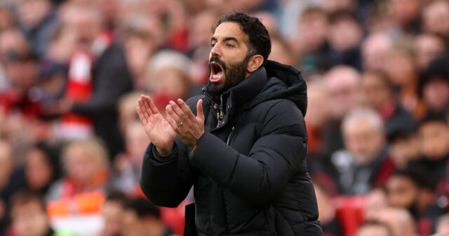 Ruben Amorim, manažér Manchestru United, reaguje počas zápasu Premier League proti Liverpoolu