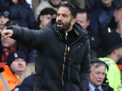 Ruben Amorim dal jasne najavo svoje pocity voči štyrom hráčom Man Utd, keď ukázal prst na vinu Manažér Manchestru United Ruben Amorim s Brunom Fernandesom počas štvrťfinálového zápasu pohára Carabao medzi Tottenhamom Hotspur a Manchestrom United na štadióne Tottenham Hotspur 19. decembra 2024 v Londýne v Anglicku.